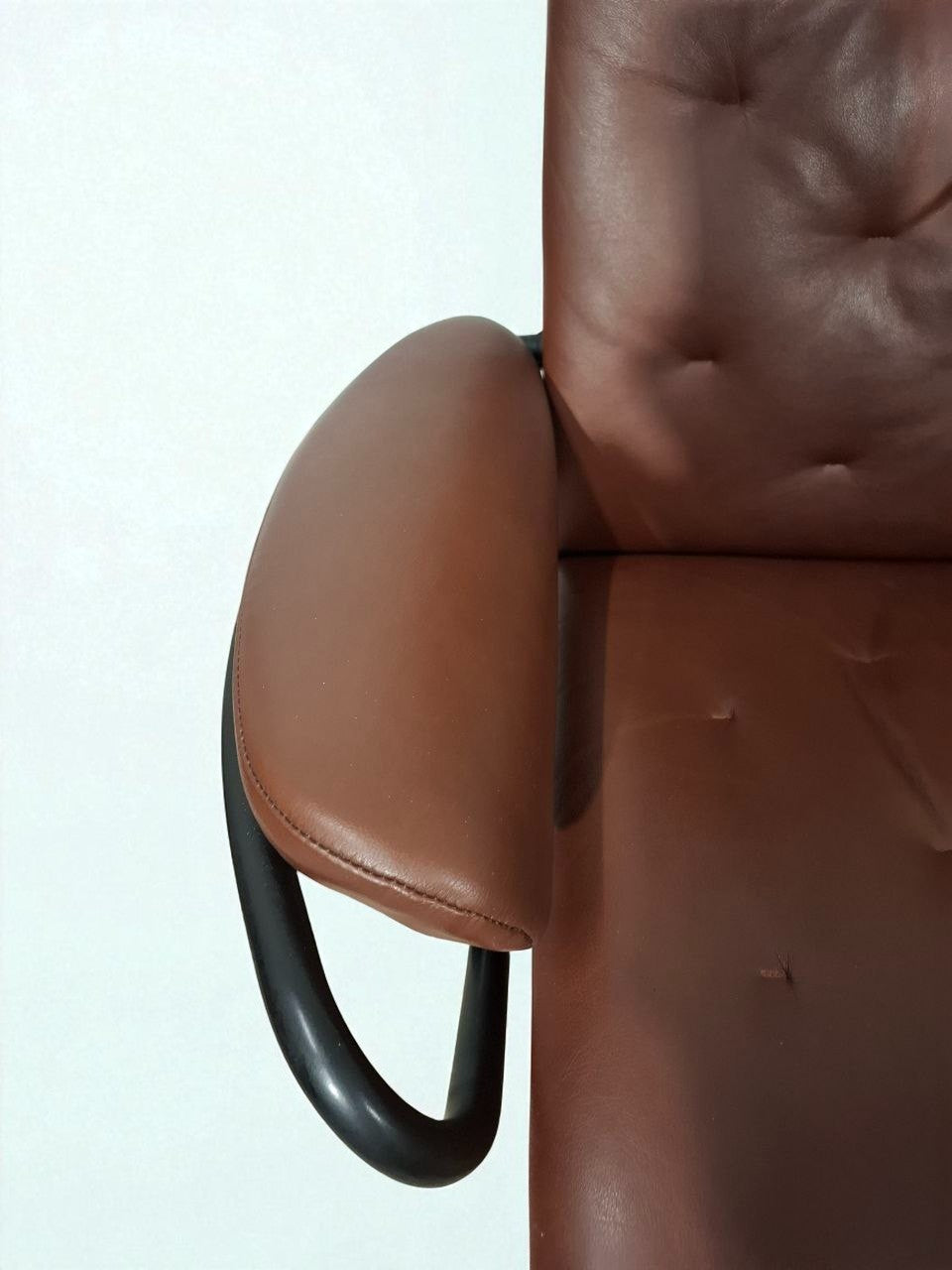 Stressless Metro Lenestol med Krakk – brun Skinn | MøbelGlede