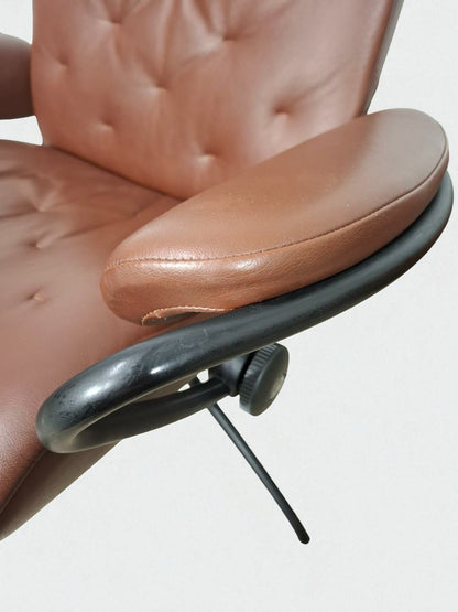 Stressless Metro Lenestol med Krakk – brun Skinn | MøbelGlede