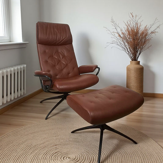 Stressless Metro Lenestol med Krakk – brun Skinn | MøbelGlede
