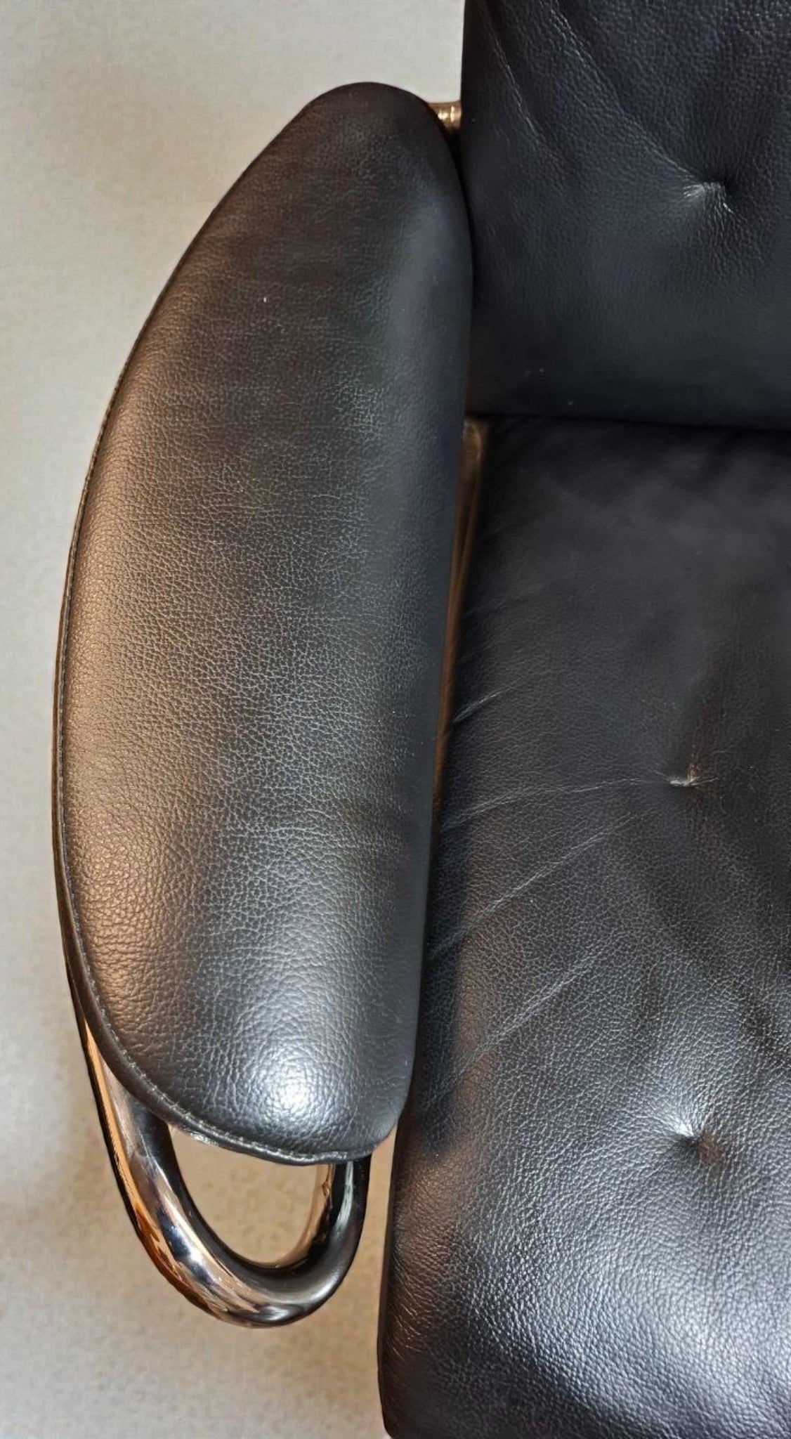 Stressless Metro lenestol med krakk i svart skinn – meget god stand | MøbelGlede