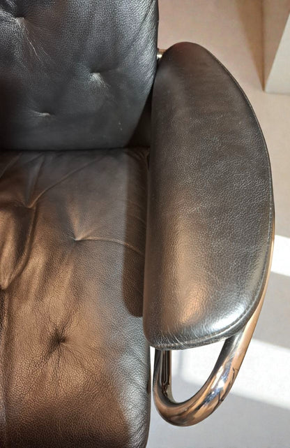 Stressless Metro lenestol med krakk i svart skinn – meget god stand | MøbelGlede