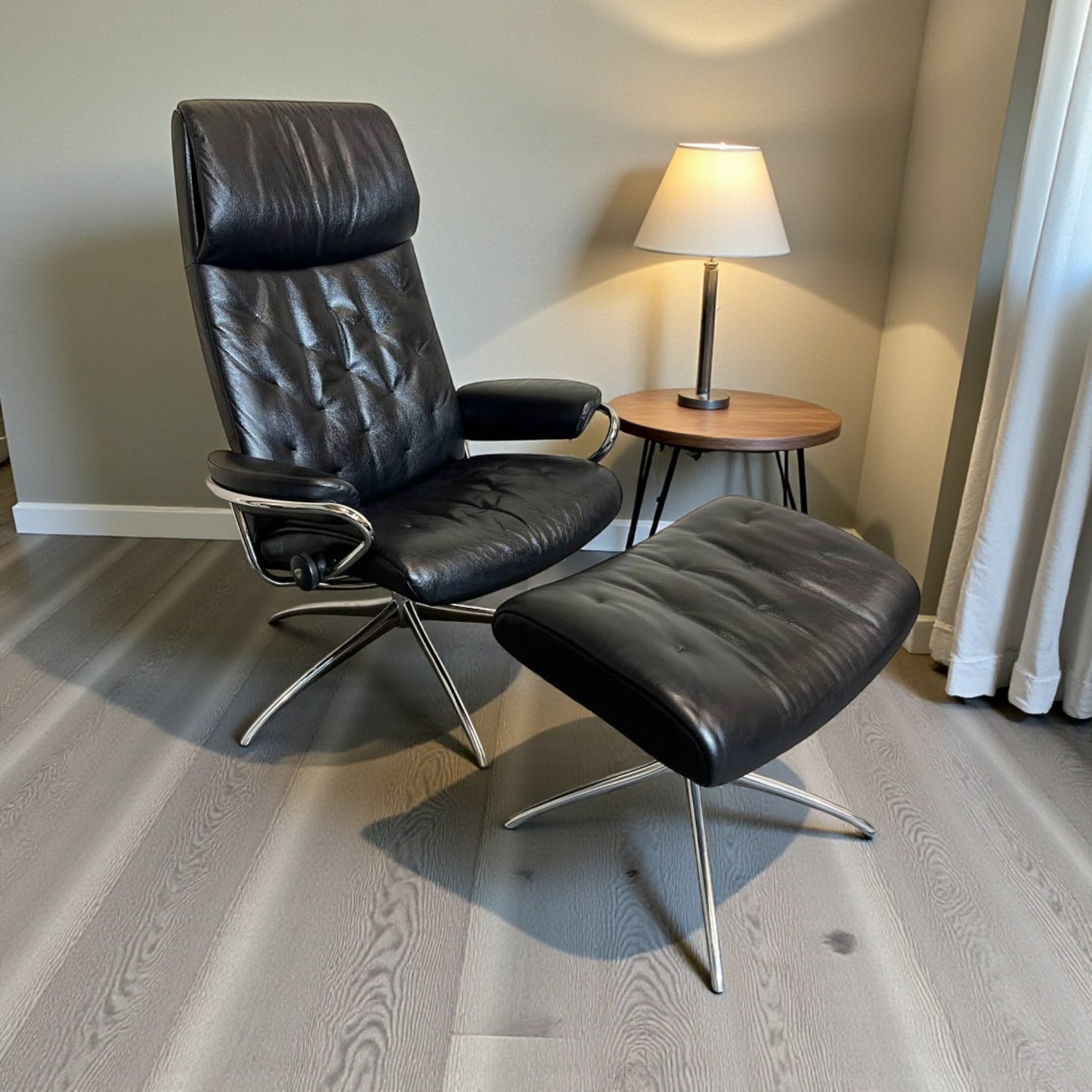 Stressless Metro lenestol med krakk i svart skinn – meget god stand | MøbelGlede