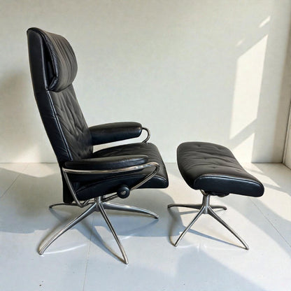Stressless Metro lenestol med krakk i svart skinn – meget god stand | MøbelGlede