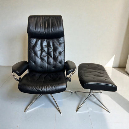 Stressless Metro lenestol med krakk i svart skinn – meget god stand | MøbelGlede