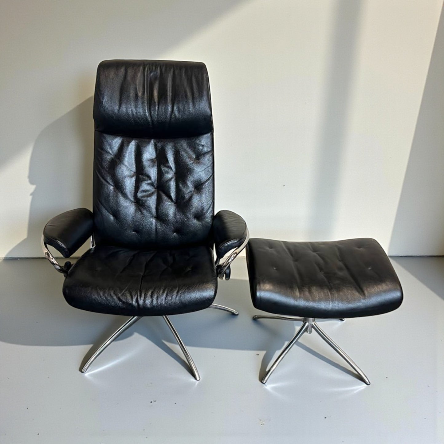 Stressless Metro lenestol med krakk i svart skinn – meget god stand | MøbelGlede