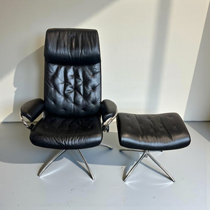 Stressless Metro lenestol med krakk i svart skinn – meget god stand | MøbelGlede
