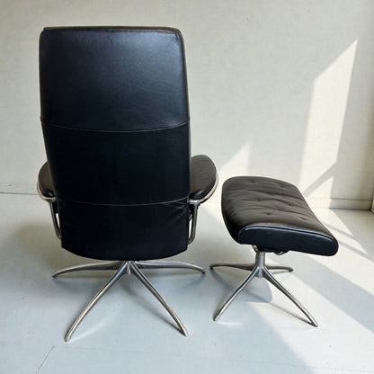 Stressless Metro lenestol med krakk i svart skinn – meget god stand | MøbelGlede