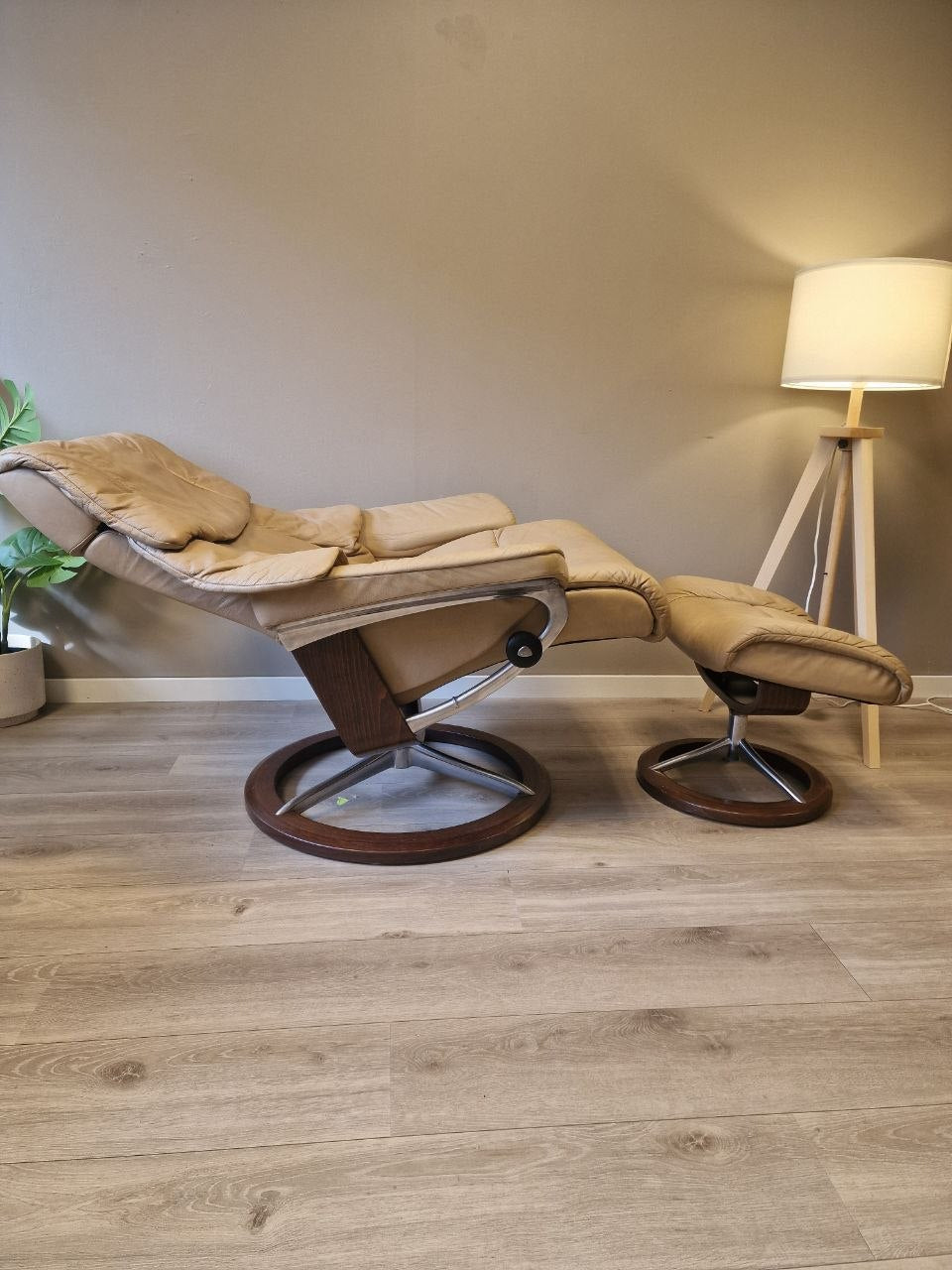 Stressless Reno (L) signatur lenestol m/krakk i beige skinn