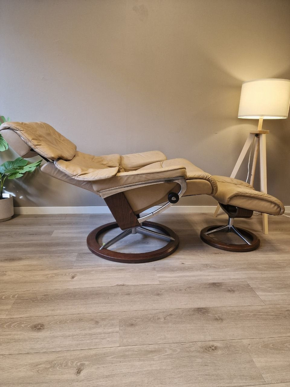 Stressless Reno (L) signatur lenestol m/krakk i beige skinn