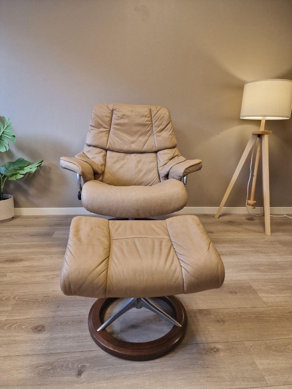 Stressless Reno (L) signatur lenestol m/krakk i beige skinn