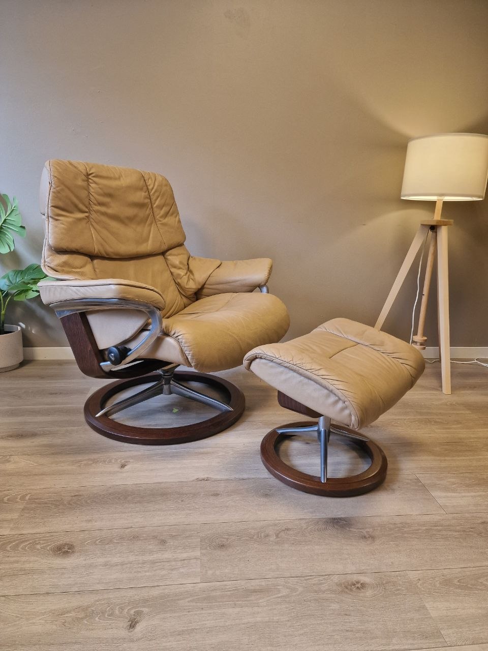 Stressless Reno (L) signatur lenestol m/krakk i beige skinn