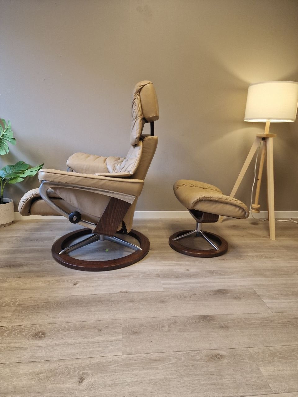 Stressless Reno (L) signatur lenestol m/krakk i beige skinn