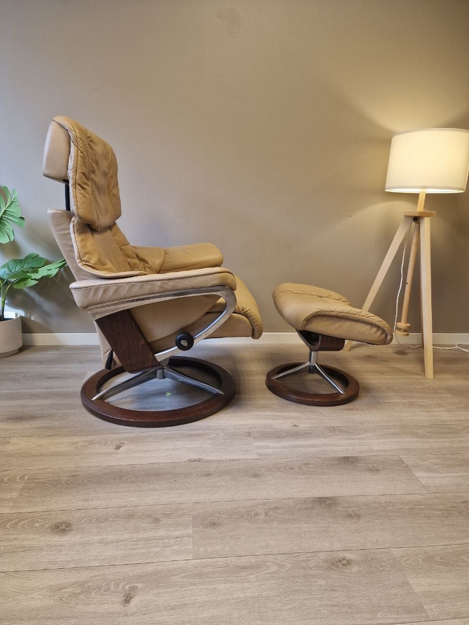 Stressless Reno (L) signatur lenestol m/krakk i beige skinn