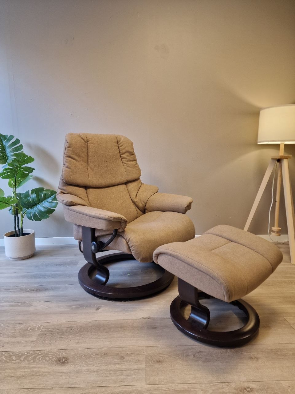 Brukt Stressless Reno (M) lenestol m/krakk i beige - frontvisning