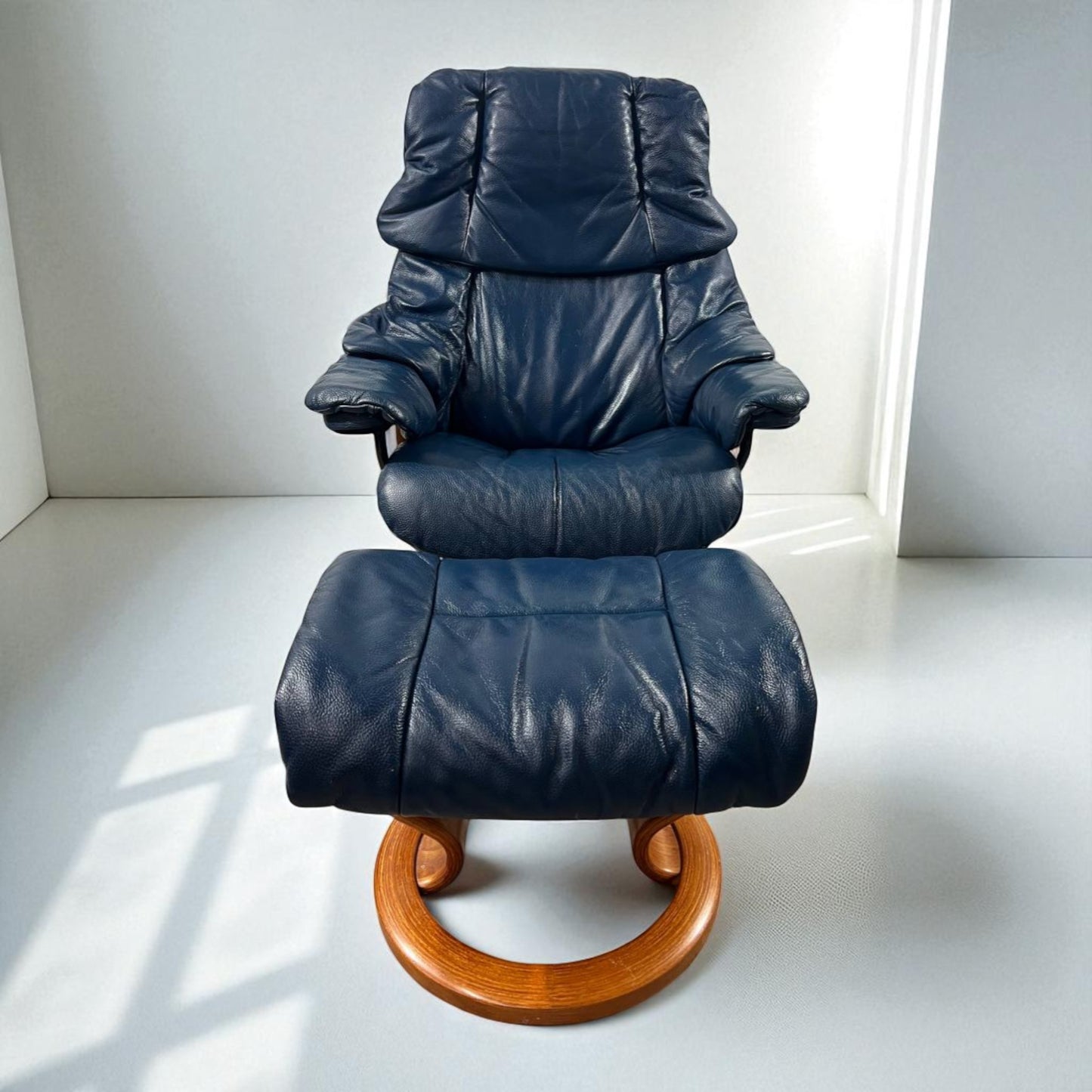 Stressless Reno (M) lenestol med krakk – ekte skinn – Pent brukt | MøbelGlede