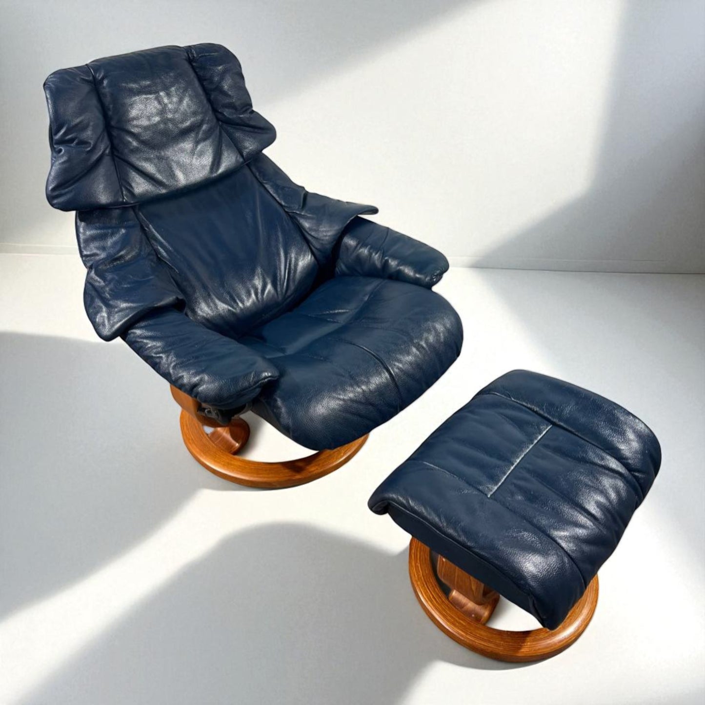 Stressless Reno (M) lenestol med krakk – ekte skinn – Pent brukt | MøbelGlede