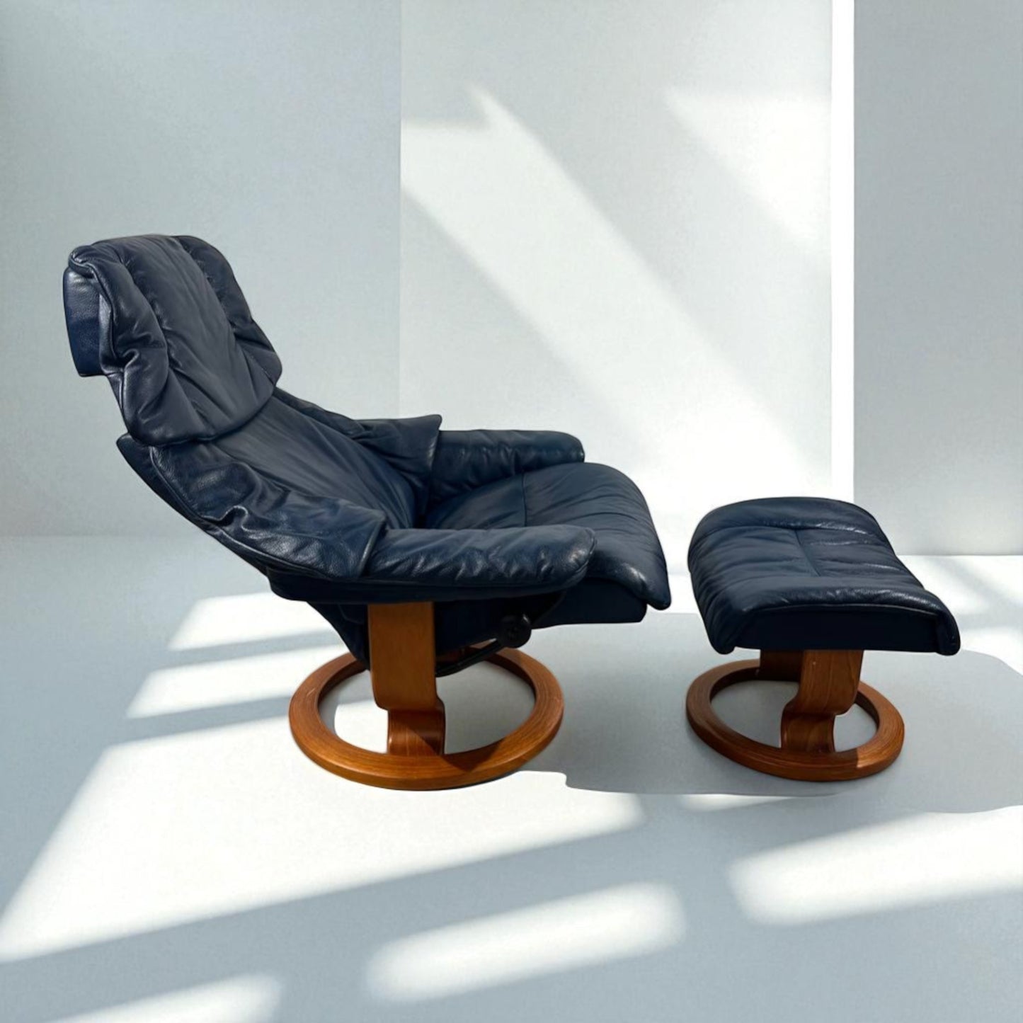 Stressless Reno (M) lenestol med krakk – ekte skinn – Pent brukt | MøbelGlede