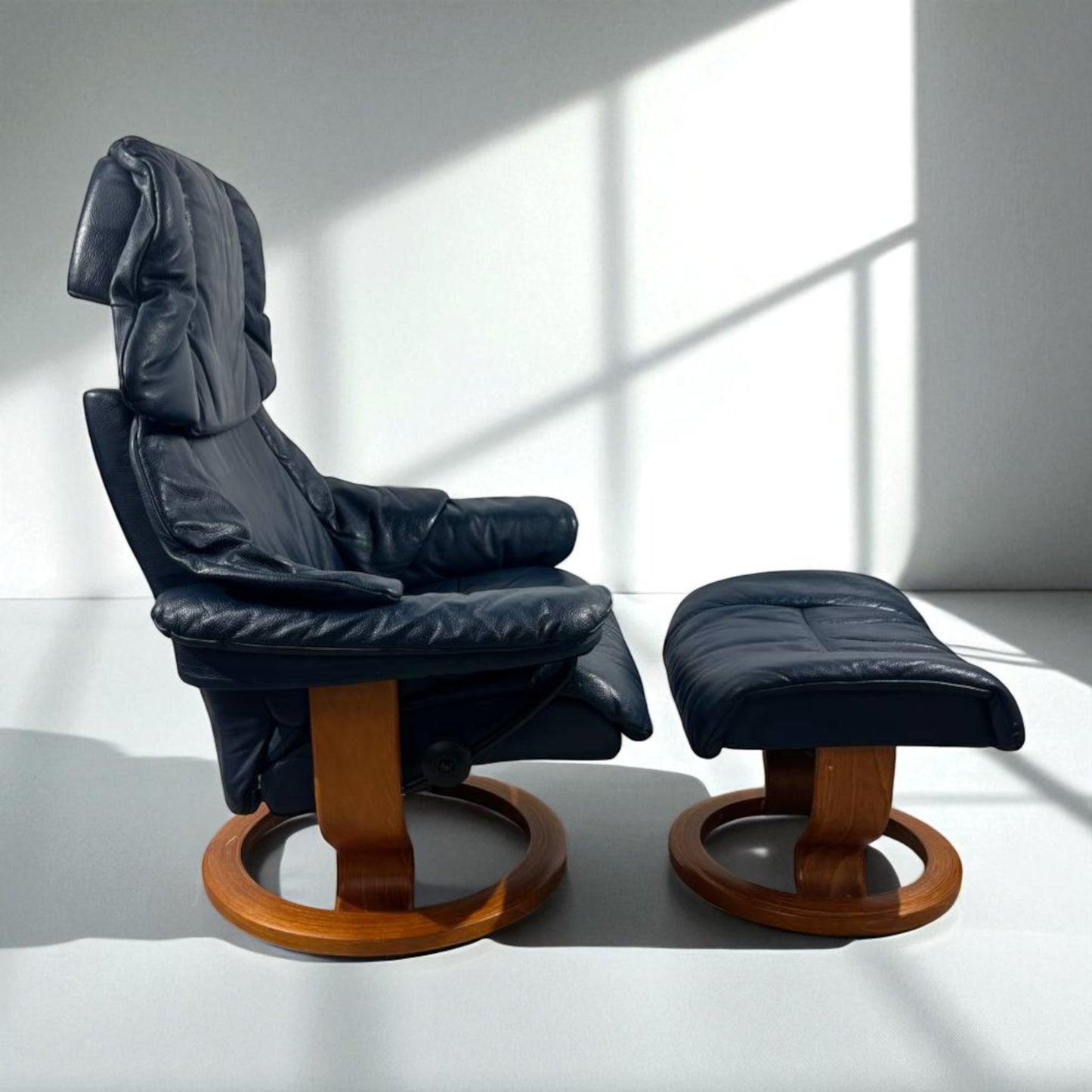 Stressless Reno (M) lenestol med krakk – ekte skinn – Pent brukt | MøbelGlede