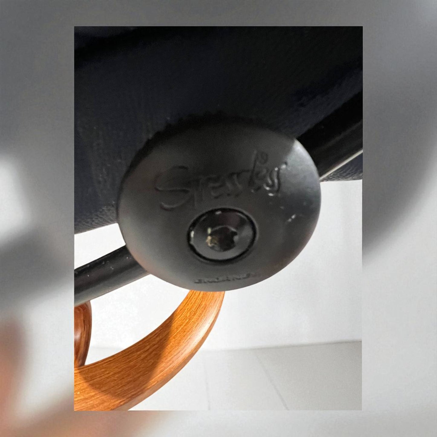 Stressless Reno (M) lenestol med krakk – ekte skinn – Pent brukt | MøbelGlede