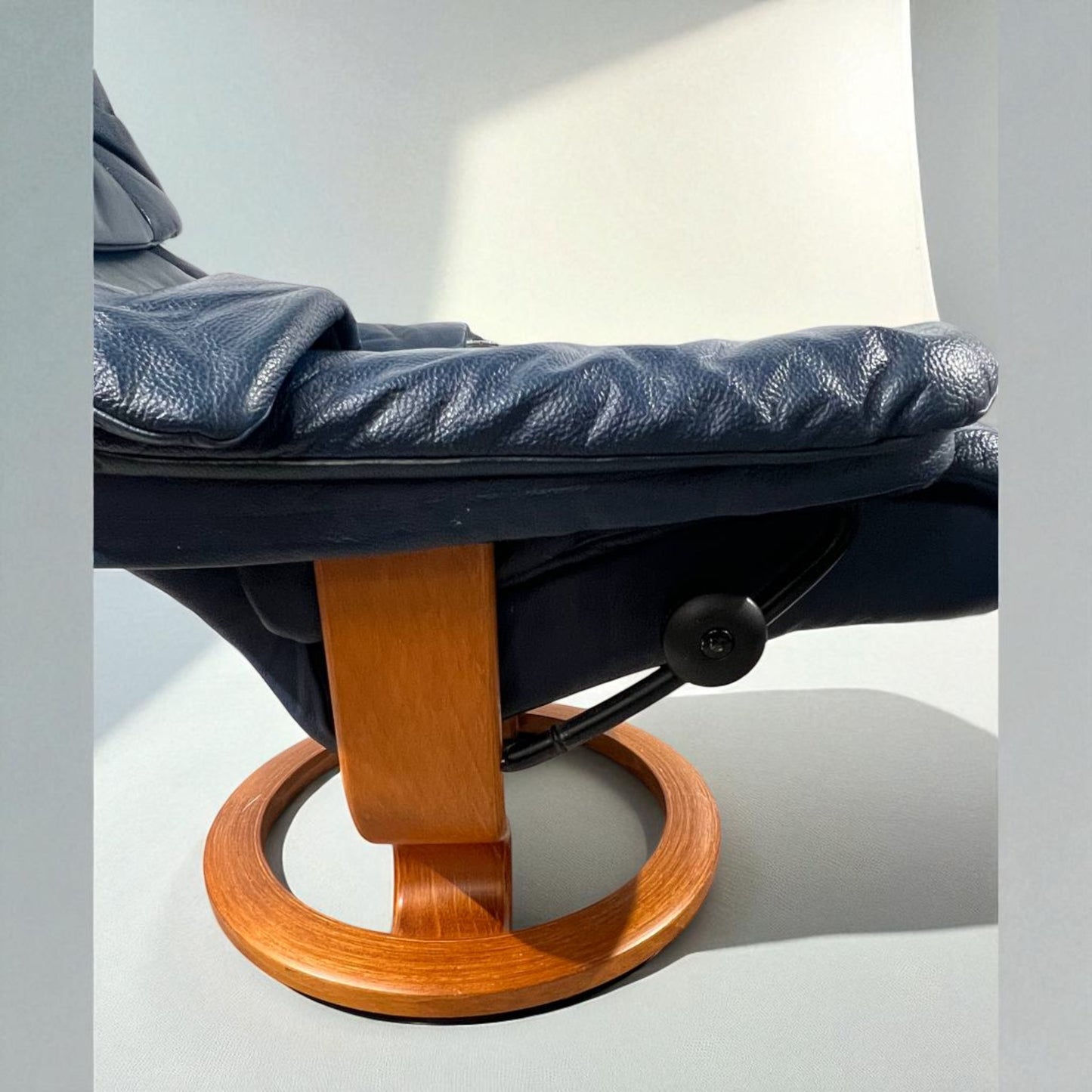 Stressless Reno (M) lenestol med krakk – ekte skinn – Pent brukt | MøbelGlede