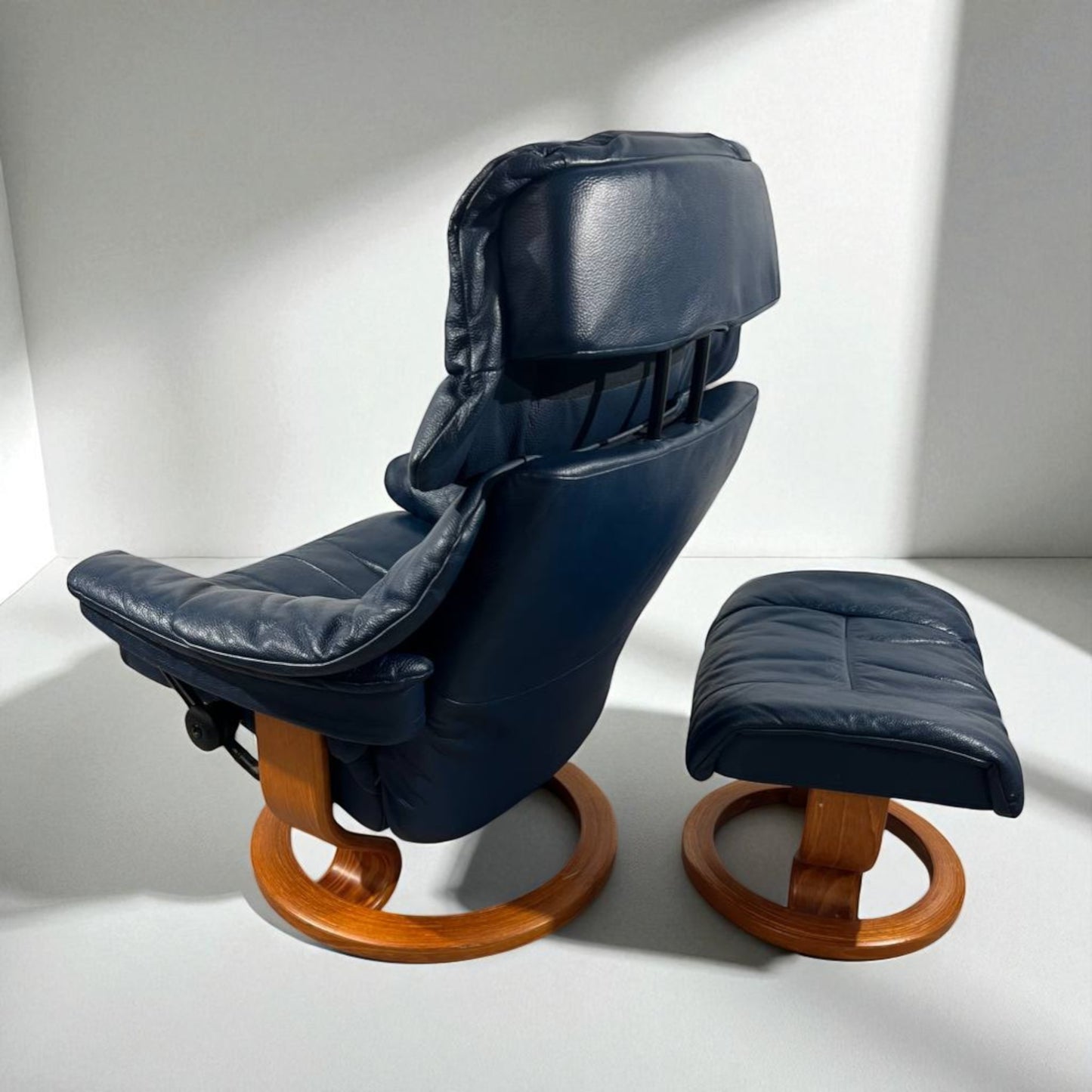 Stressless Reno (M) lenestol med krakk – ekte skinn – Pent brukt | MøbelGlede