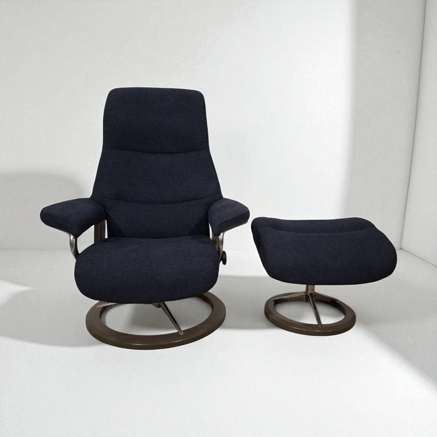 Stressless View lenestol med krakk – Mørk blå stoff | Ekornes Signatur