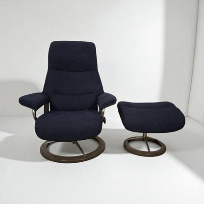 Stressless View lenestol med krakk – Mørk blå stoff | Ekornes Signatur