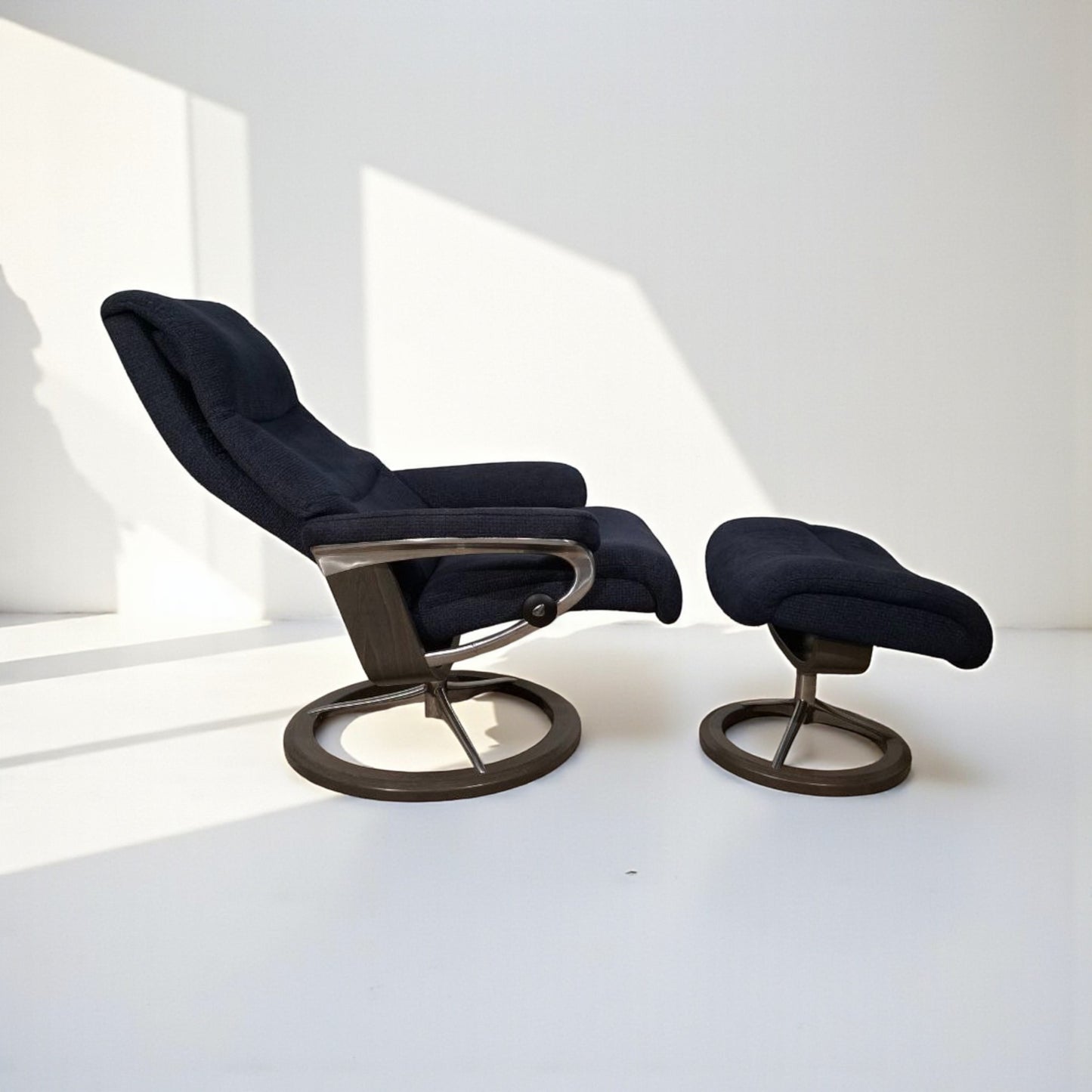 Stressless View lenestol med krakk – Mørk blå stoff | Ekornes Signatur