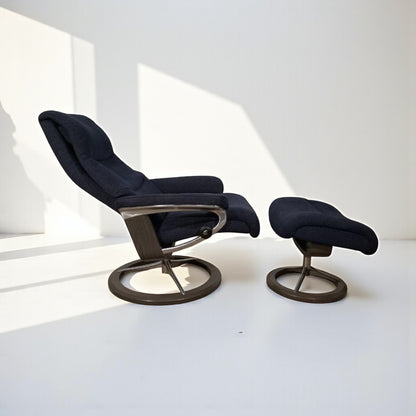 Stressless View lenestol med krakk – Mørk blå stoff | Ekornes Signatur