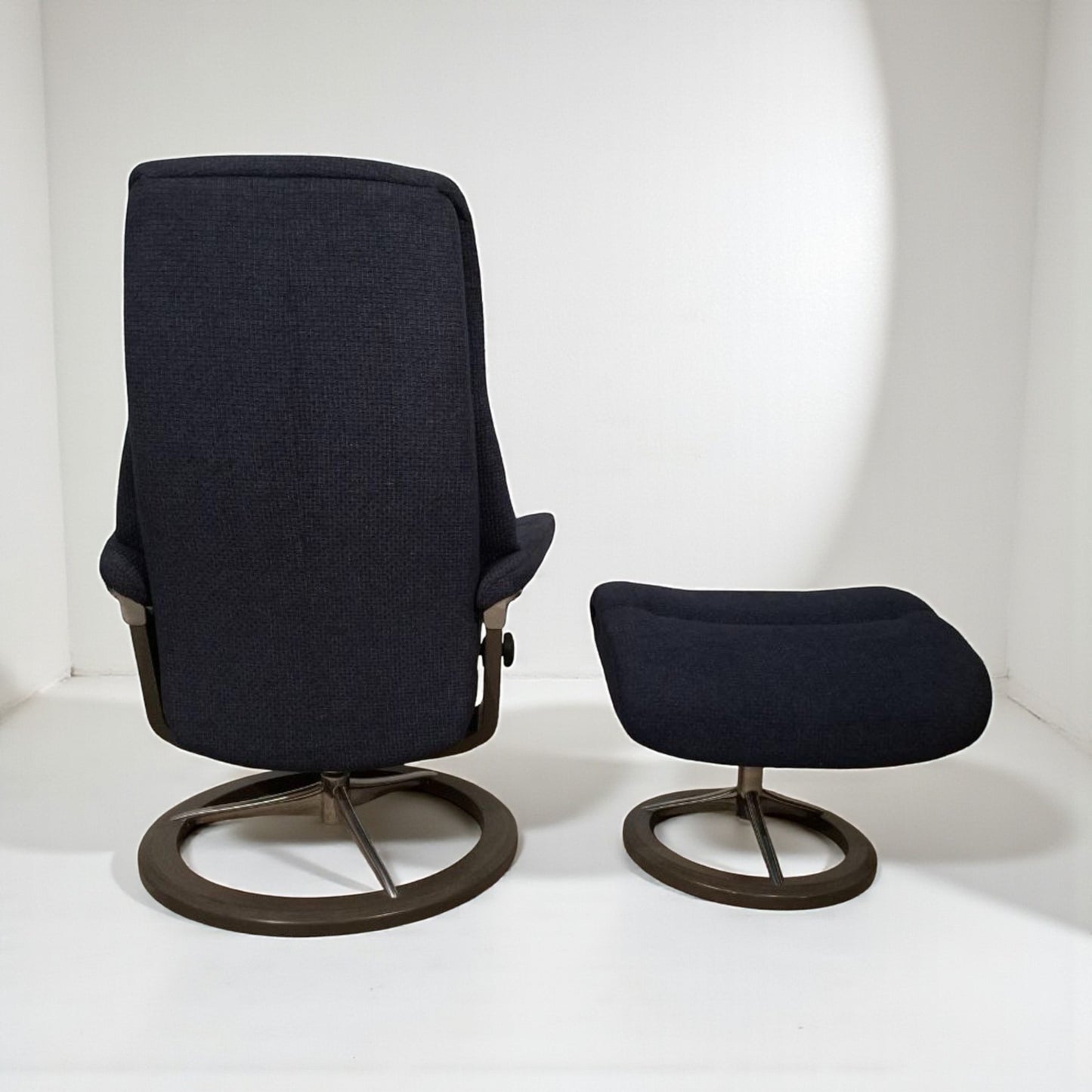 Stressless View lenestol med krakk – Mørk blå stoff | Ekornes Signatur