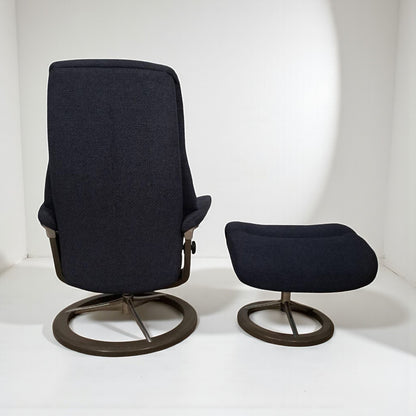 Stressless View lenestol med krakk – Mørk blå stoff | Ekornes Signatur