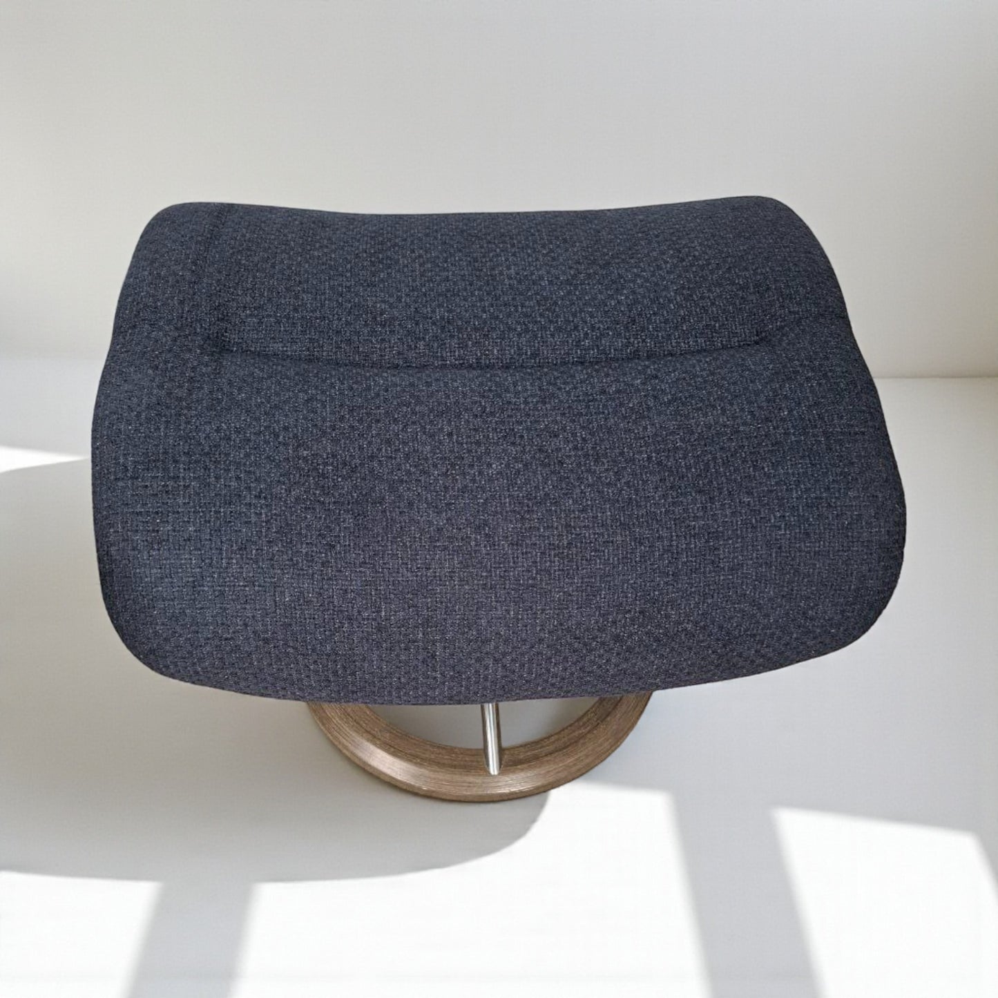 Stressless View lenestol med krakk – Mørk blå stoff | Ekornes Signatur