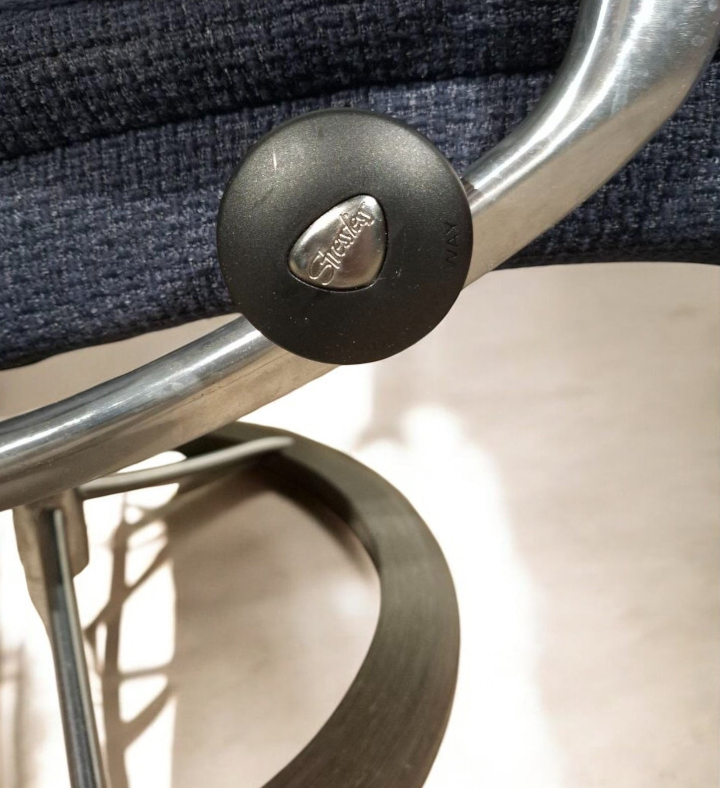 Stressless View lenestol med krakk – Mørk blå stoff | Ekornes Signatur