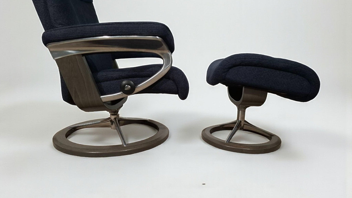 Stressless View lenestol med krakk – Mørk blå stoff | Ekornes Signatur