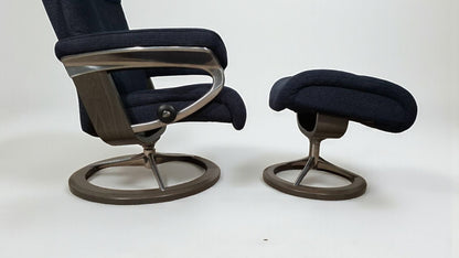 Stressless View lenestol med krakk – Mørk blå stoff | Ekornes Signatur