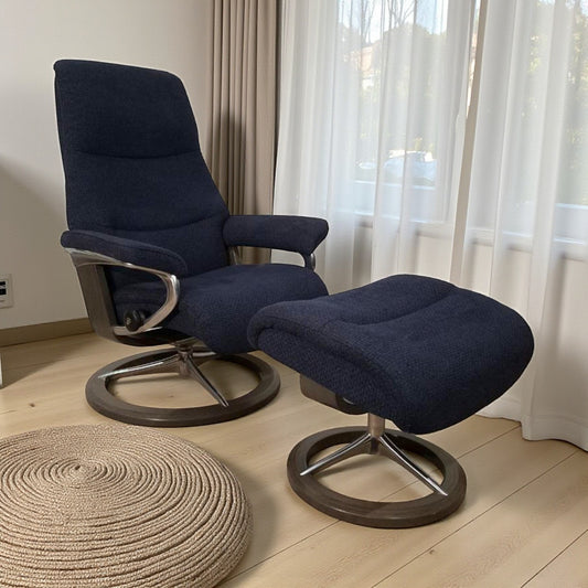 Stressless View lenestol med krakk – Mørk blå stoff | Ekornes Signatur