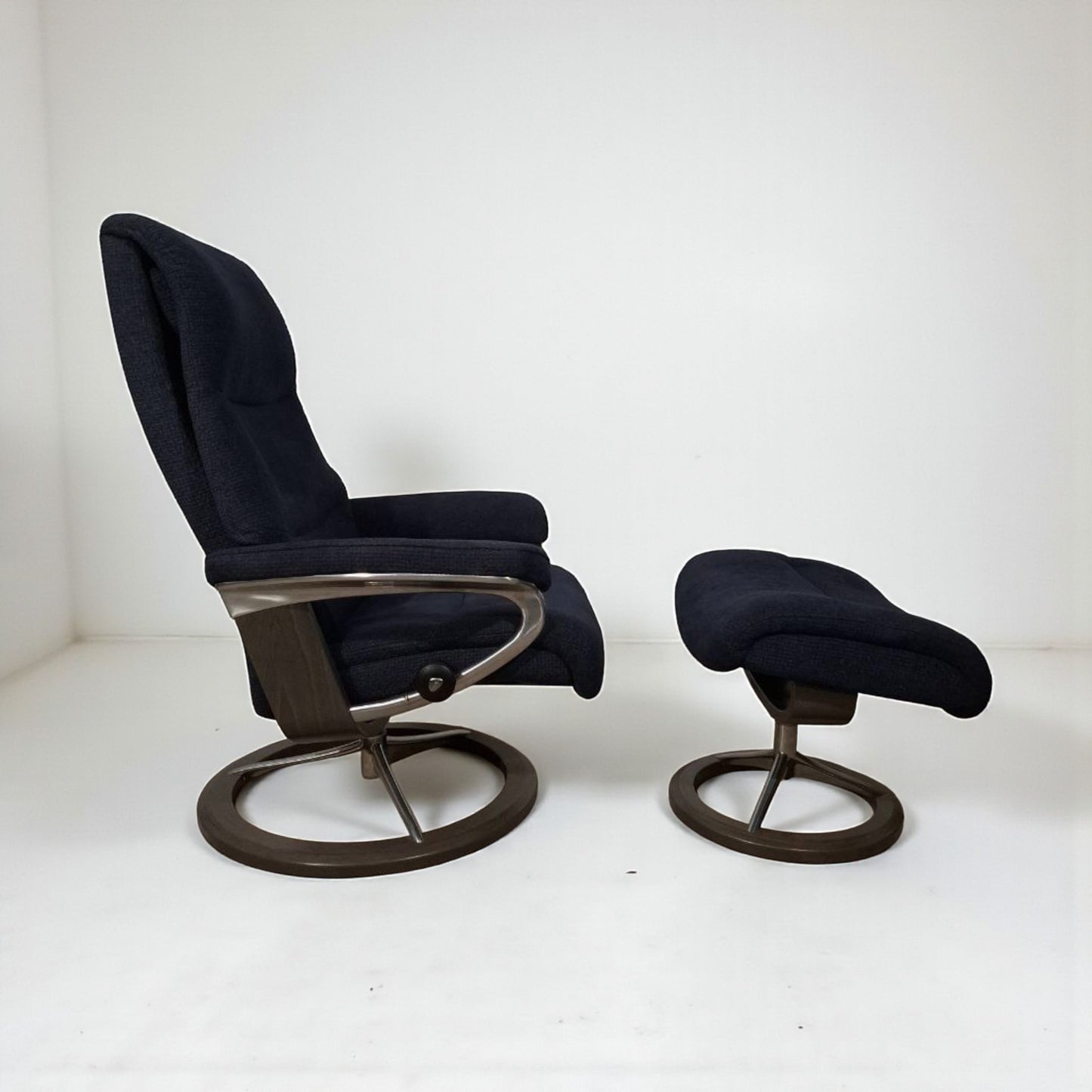 Stressless View lenestol med krakk – Mørk blå stoff | Ekornes Signatur
