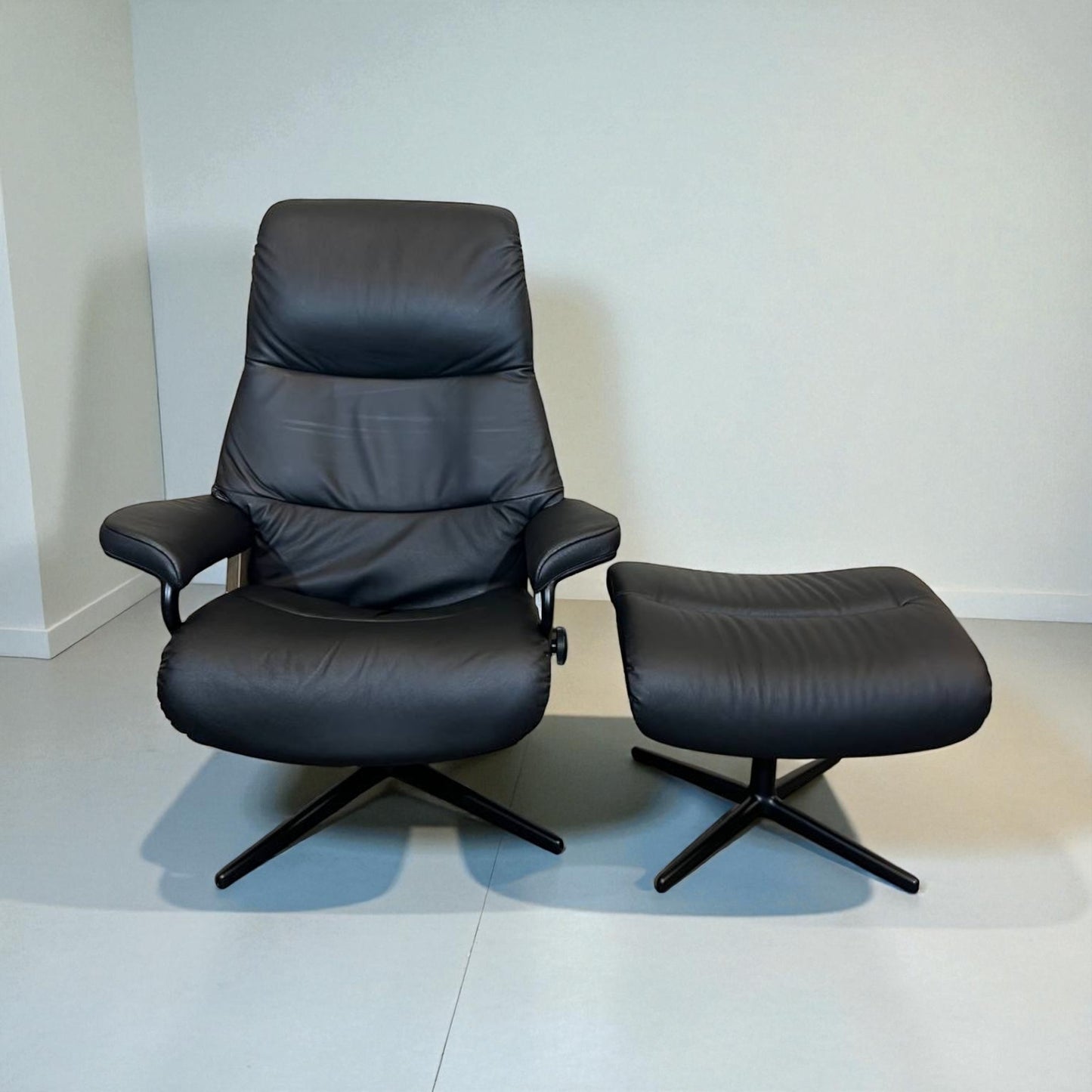 Stressless View hvilestol Western Grå med krakk – Sjelden mulighet | MøbelGlede