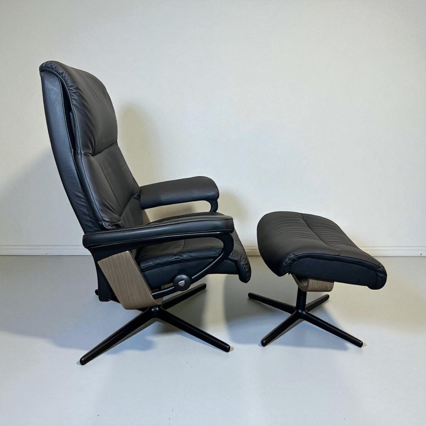 Stressless View hvilestol Western Grå med krakk – Sjelden mulighet | MøbelGlede