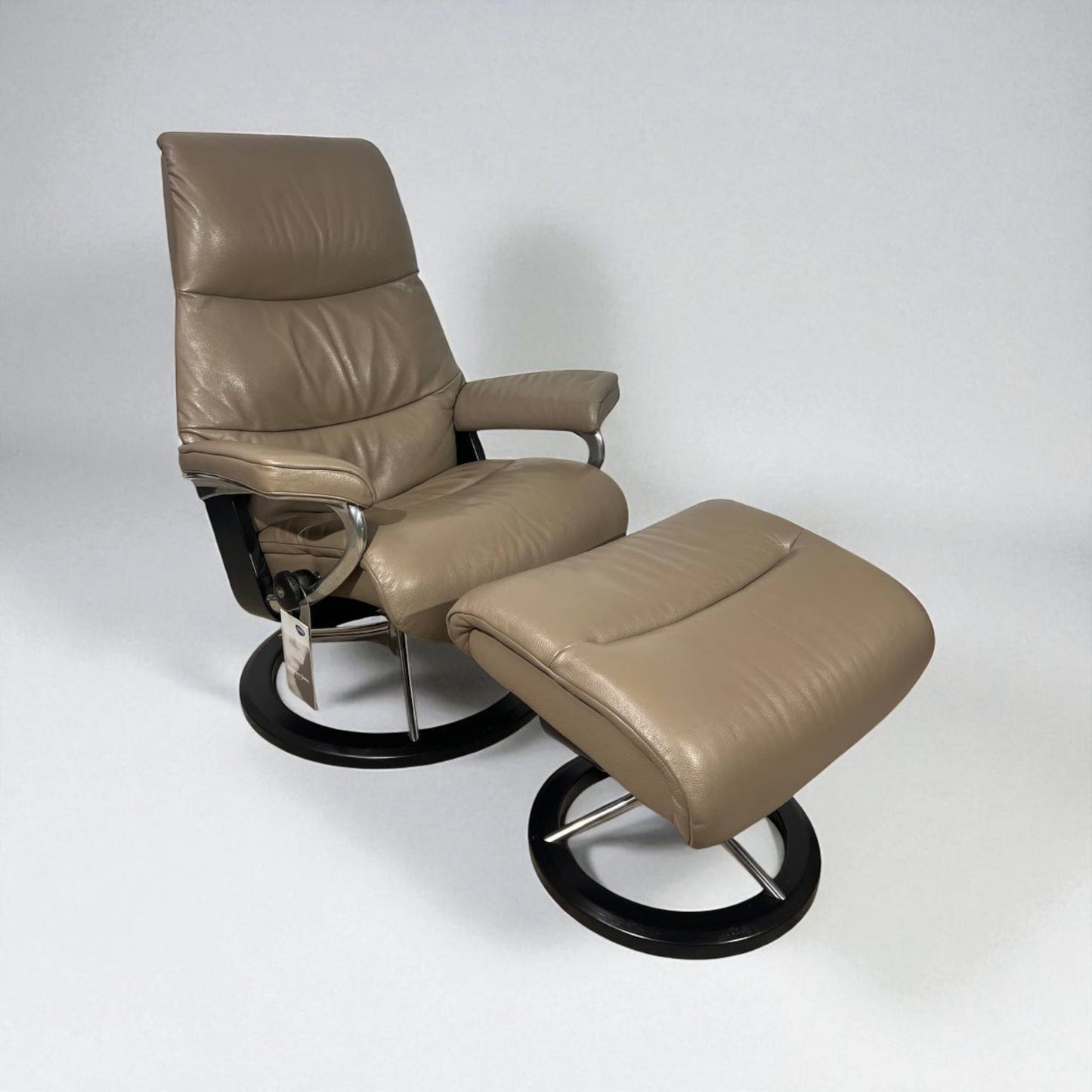 Stressless View (M) Lenestol med Krakk – Mørk Beige Skinn | MøbelGlede