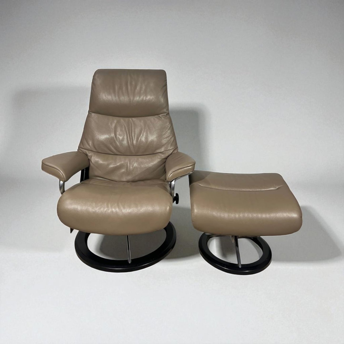 Stressless View (M) Lenestol med Krakk – Mørk Beige Skinn | MøbelGlede