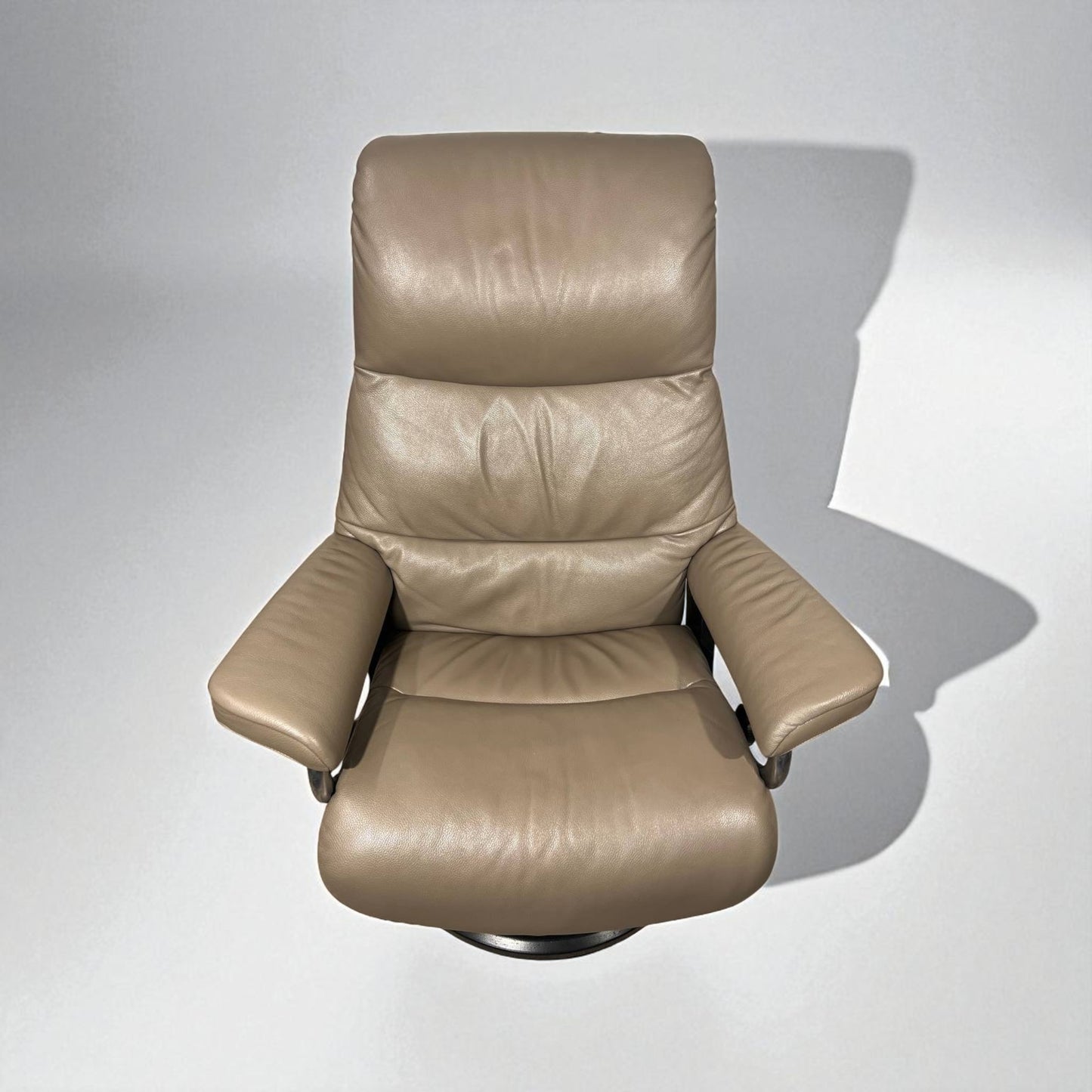 Stressless View (M) Lenestol med Krakk – Mørk Beige Skinn | MøbelGlede