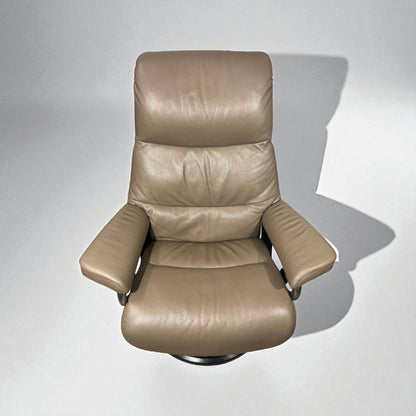 Stressless View (M) Lenestol med Krakk – Mørk Beige Skinn | MøbelGlede