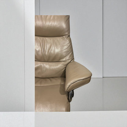 Stressless View (M) Lenestol med Krakk – Mørk Beige Skinn | MøbelGlede