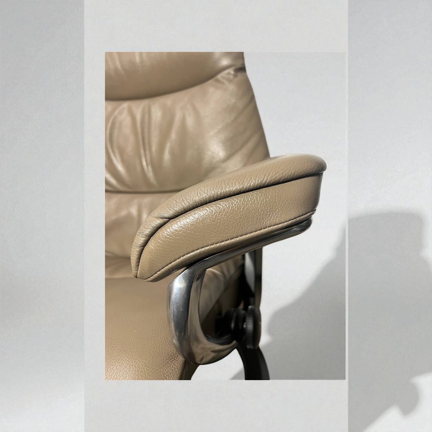 Stressless View (M) Lenestol med Krakk – Mørk Beige Skinn | MøbelGlede
