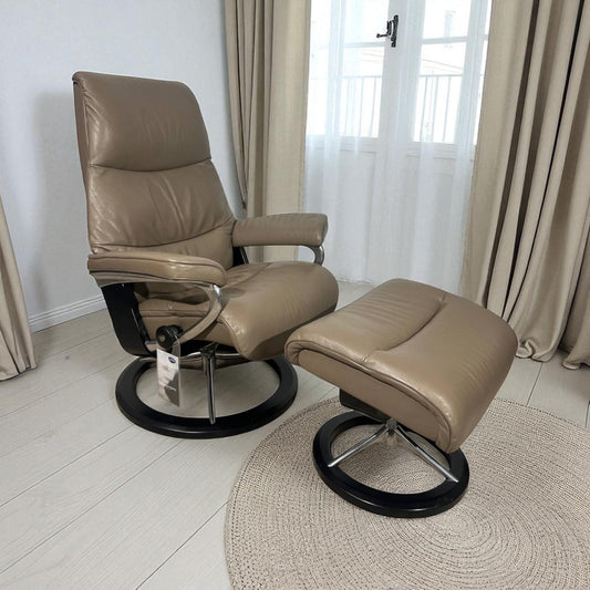 Stressless View (M) Lenestol med Krakk – Mørk Beige Skinn | MøbelGlede
