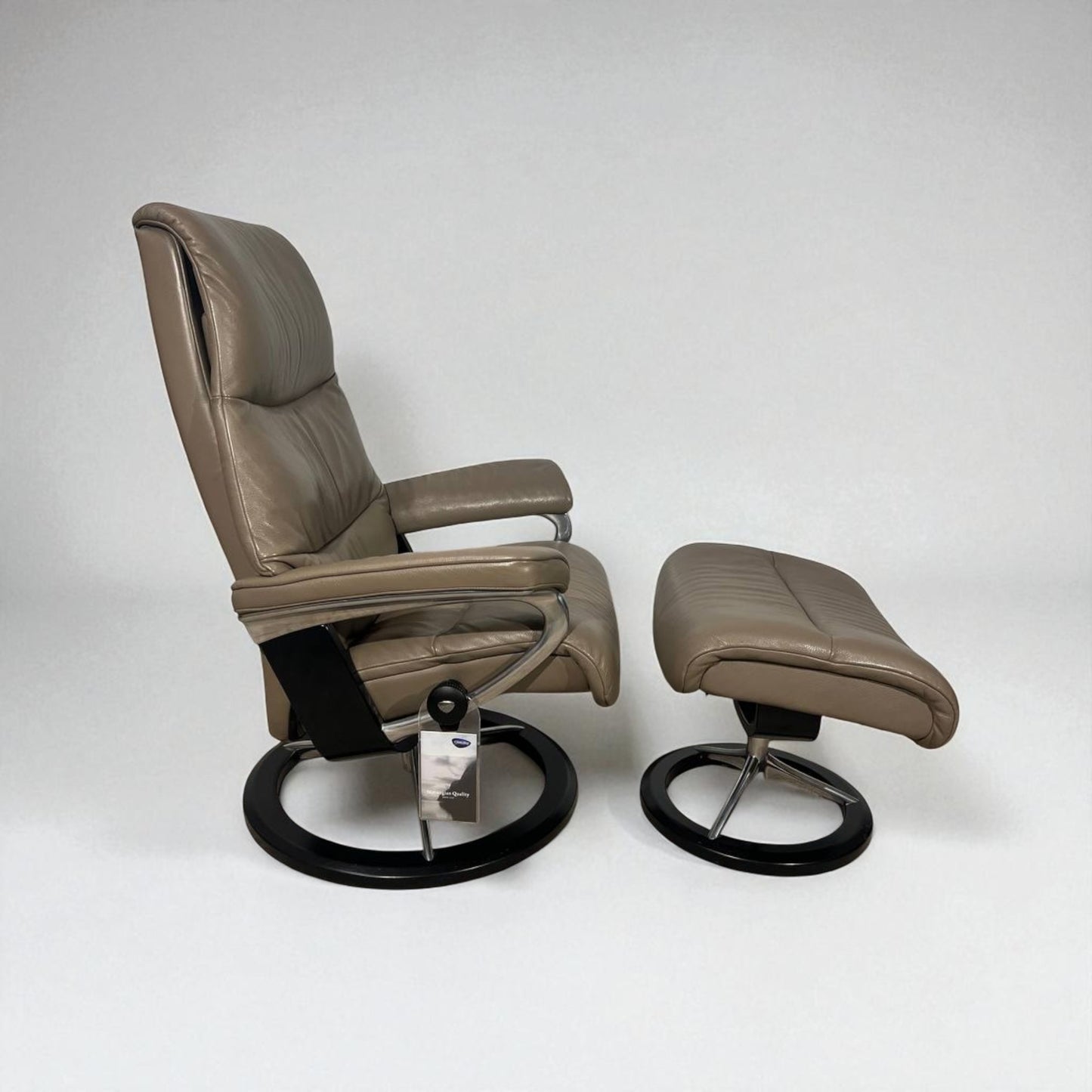 Stressless View (M) Lenestol med Krakk – Mørk Beige Skinn | MøbelGlede