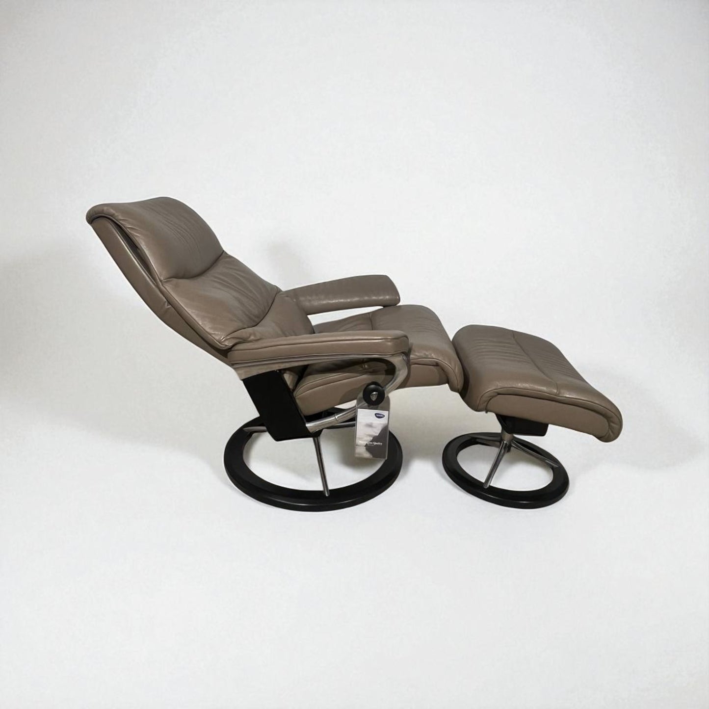 Stressless View (M) Lenestol med Krakk – Mørk Beige Skinn | MøbelGlede