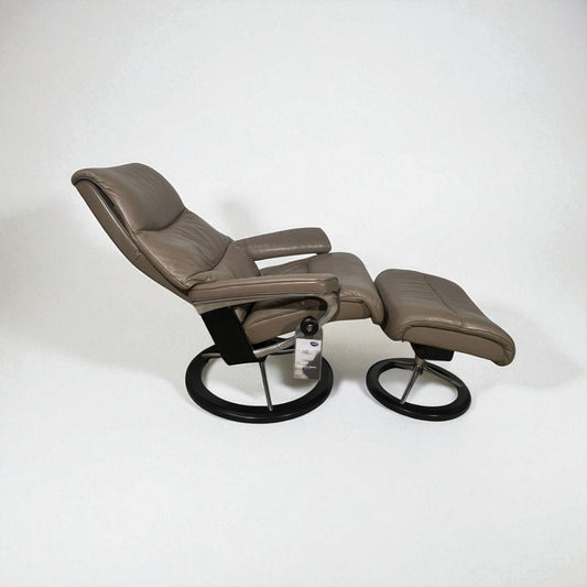 Stressless View (M) Lenestol med Krakk – Mørk Beige Skinn | MøbelGlede