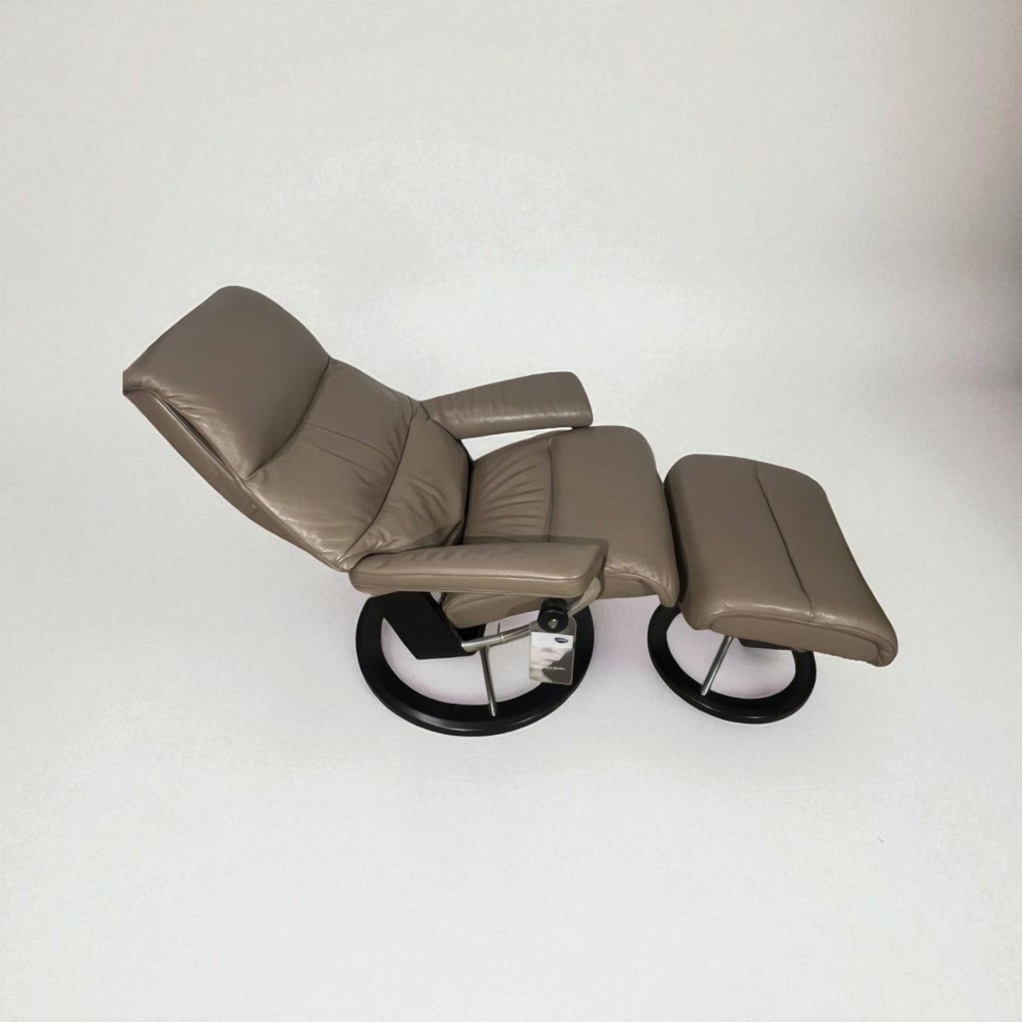 Stressless View (M) Lenestol med Krakk – Mørk Beige Skinn | MøbelGlede
